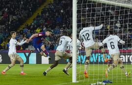 BARCELONA, 29/04/2024.- El delantero polaco del FC Barcelona Robert Lewandowski (2i) remata de cabeza para marcar su segundo gol durante el partido de la jornada 33 de Liga en Primera División que FC Barcelona y Valencia CF disputan este lunes en el Estadio Olímpico Lluis Companys. EFE/Enric Fontcuberta.