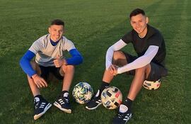 Los hermanos Romero durante el entrenamiento que realizan en una casa con cancha.