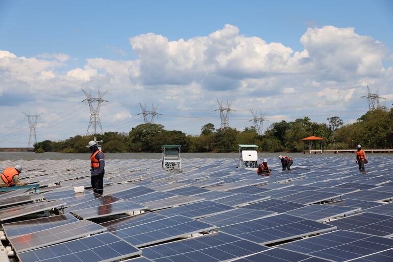 En 2025, la Central Hidroeléctrica Itaipú añadió la generación de energía solar a través de paneles solares flotantes.