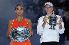 Aryna Sabalenka (izquierda) y Elena Rybakina, las dos mejores tenistas de la WTA en la actualidad.