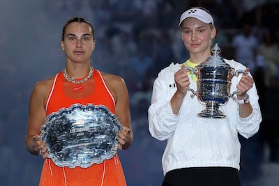 Elena Rybakina (derecha) desplazó del primer lugar de la clasificación a Aryna Sabalenka, a la que derrotó en la final del Abierto de Estados Unidos.