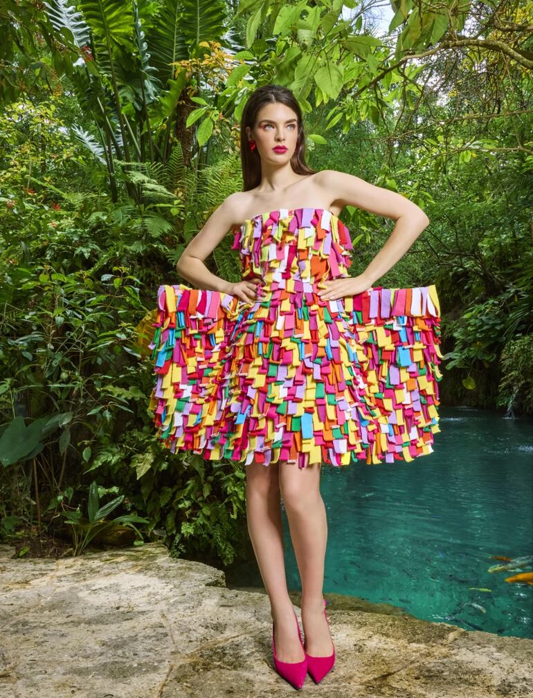 ¡Diosa guaraní! Nadia Ferreira luciendo una colorida prenda que lleva la firma de Ágatha Ruiz de la Prada en la portada digital de Elle Eslovenia. (Instagram/Ágatha Ruiz de la Prada)