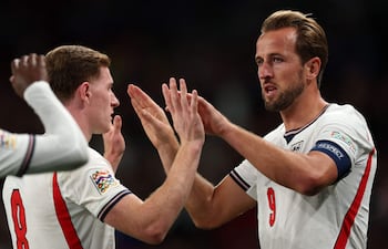 El delantero de Inglaterra, Harry Kane, celebra el tercer gol de su equipo con el centrocampista, Elliott Anderson, durante el partido de la Liga de Naciones de la UEFA entre Inglaterra y República Checa en el estadio Wembley en Londres.