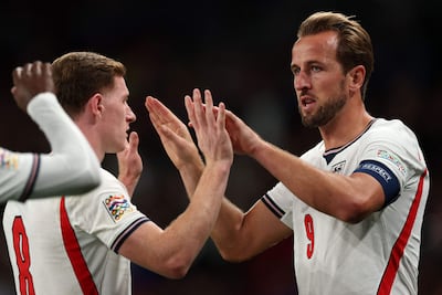 El delantero de Inglaterra, Harry Kane, celebra el tercer gol de su equipo con el centrocampista, Elliott Anderson, durante el partido de la Liga de Naciones de la UEFA entre Inglaterra y República Checa en el estadio Wembley en Londres.