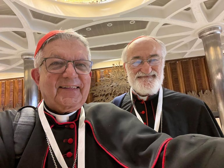 Los cardenales Adalberto Martínez y Cristóbal López se tomaron una selfie. López, el sacerdote español nacionalizado paraguayo, es actualmente arzobispo de Rabat, Marruecos.