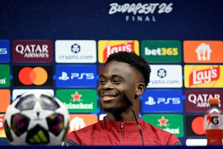 El centrocampista inglés del Arsenal, Bukayo Saka se dirige a los medios en una rueda de prensa de víspera de la final de la Liga de Campeones de la UEFA entre el Paris Saint-Germain (PSG) y el Arsenal en el Puskás Aréna de Budapest.