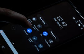 Concepto de modo oscuro en el celular.