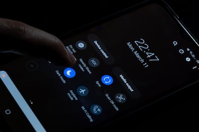 Concepto de modo oscuro en el celular.