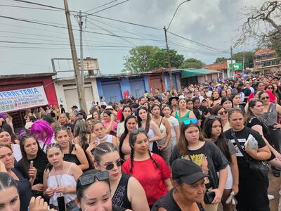 Fanáticas de Shakira en los alrededores de la Nueva Olla de Asunción a la espera del concierto.