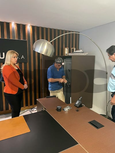 La jueza Rosarito Montanía observa el momento de la apertura de una de las tres cajas fuertes, ofrecidas por la Fiscalía, como elementos de prueba en el caso A Ultranza.