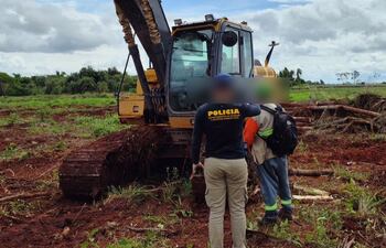 Retroexcavadora incautada tras detención de un hombre por trasgresión de leyes ambientales en Alto Paraná.