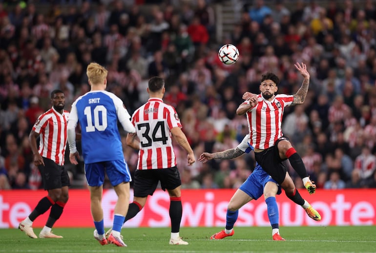 El paraguayo Omar Alderete, del Sunderland, en acción durante el partido de la fase de liga de la Liga Europa de la UEFA entre el Sunderland AFC y el AZ Alkmaar, en Sunderland (Gran Bretaña).