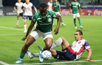 Jhon Arias (i) de Palmeiras disputa el balón con Gustavo Velázquez de Cerro, en un partido de la fase de grupos de la Copa Libertadores entre Palmeiras y Cerro Porteño, en el estadio Allianz Parque en Sao Paulo.