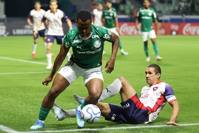 El colombiano Jhon Arias, del Palmeiras, intenta maniobrar ante la pegajosa cobertura defensiva del mundialista Víctor Gustavo Velázquez, capitán de Cerro Porteño.