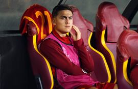 Paulo Dybala de Roma en el banquillo antes del partido de fútbol del Grupo G de la UEFA Europa League entre el AS Roma y el Servette FC, en Roma, Italia, el 5 de octubre de 2023.