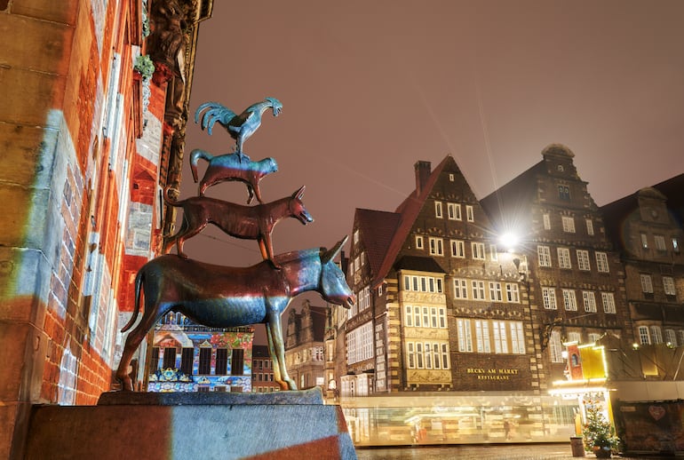 Estatua de bronce que representa a los Músicos de Bremen en Bremen, Alemania.