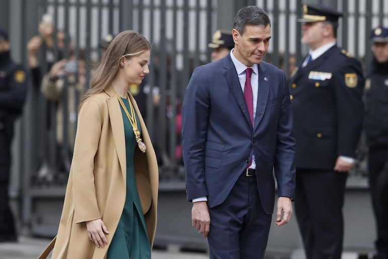 El presidente del Gobierno español, Pedro Sánchez, junto a la princesa de Asturias Leonor al comienzo de la solemne apertura de la XV Legislatura. (EFE/Mariscal)