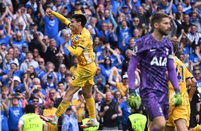 Diego Gómez (22 años) festeja su gol, el primero en la Premier League, en la victoria del Brighton sobre Tottenham por 4-1.
