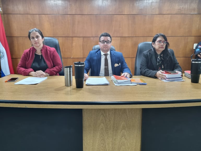 Los jueces Lourdes Garcete (izq.), Juan Francisco Ortiz (presidente) y Rossana Maldonado integran el Tribunal de Sentencia.