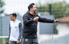 El argentino Pablo Vitamina Sánchez, entrenador de Olimpia, en la movilización del plantel en el Centro de Alto Rendimiento de la Villa Olimpia, en Fernando de la Mora, Paraguay.