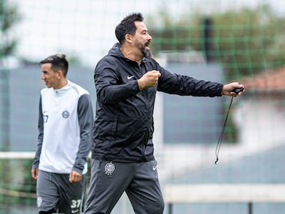 El argentino Pablo Vitamina Sánchez, entrenador de Olimpia, en la movilización del plantel en el Centro de Alto Rendimiento de la Villa Olimpia, en Fernando de la Mora, Paraguay.