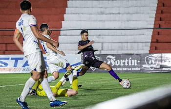 Marcelo Ferreira deposita el esférico al fondo de la red, en el tercer tanto “auriazul”. (Foto: Sportivo Luqueño)