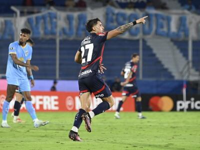 El argentino Jonatan Torres, futbolista de Cerro Porteño, celebra un gol en el partido frente a Bolívar por la primera fecha del Grupo G de la Copa Libertadores 2025 en el estadio La Nueva Olla, en Asunción, Paraguay.