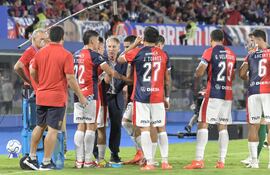 El entrenador de Cerro Porteño, Ariel Holan brinda declaraciones a sus dirigidos, en el encuentro ante Junior de Barranquilla por el Grupo F de la Copa Libertadores.