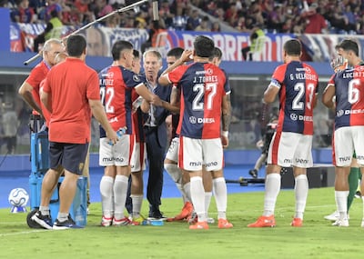 El entrenador de Cerro Porteño, Ariel Holan brinda declaraciones a sus dirigidos, en el encuentro ante Junior de Barranquilla por el Grupo F de la Copa Libertadores.