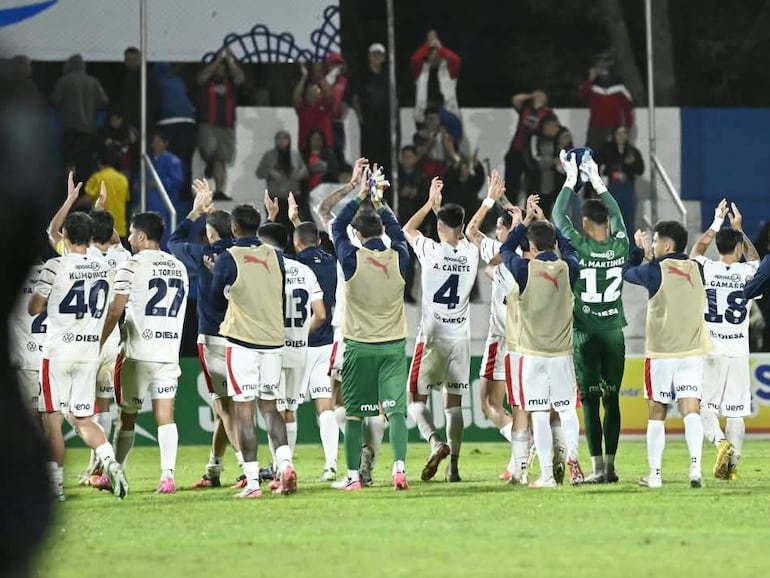 Los futbolistas de Cerro Porteño saludan a los hinchas al finalizar el partido contra Sportivo Luqueño por la fecha 13 del torneo Clausura 2026 de la Primera División de Paraguay en el estadio Luis Salinas, en Itauguá, Paraguay.