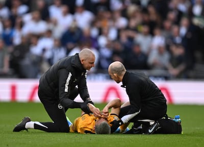 El paraguayo Diego Gómez, futbolista de Brighton, es asistido luego de sufrir una lesión en la rodilla izquierda al disputar un balón aéreo durante el partido frente a Tottenham por la fecha 33 de la Premier League en el estadio Tottenham Hotspur, en Londres, Inglaterra.