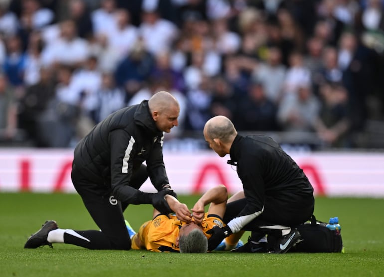 El paraguayo Diego Gómez, futbolista de Brighton, es asistido luego de sufrir una lesión en la rodilla izquierda al disputar un balón aéreo durante el partido frente a Tottenham por la fecha 33 de la Premier League en el estadio Tottenham Hotspur, en Londres, Inglaterra.