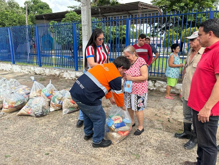 El candidato a intendente Domingo Vera durante la entrega de víveres de la SEN y la Gobernación de Alto Paraguay para posicionar su figura política.
