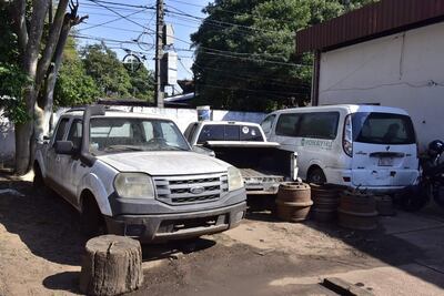 Vehículos chatarra de la Municipalidad de Asunción depositados en la Unidad de Depósitos de Excedentes.