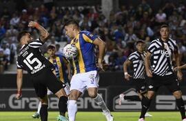 El defensor Iván Villalba se lleva el balón con el pecho para evitar una ocasión de gol de Héctor Tito Villalba