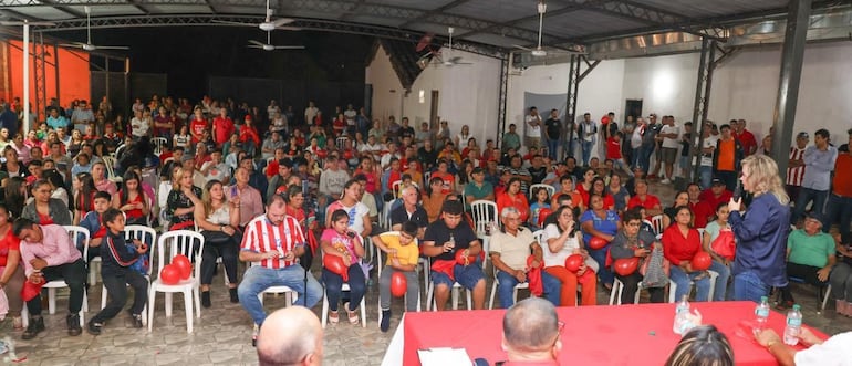 Acto de Lilian Samaniego en su gira por Paraguarí.