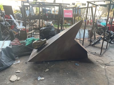 El busto de Bernardino Caballero permanece abandonado en el taller de la Municipalidad.