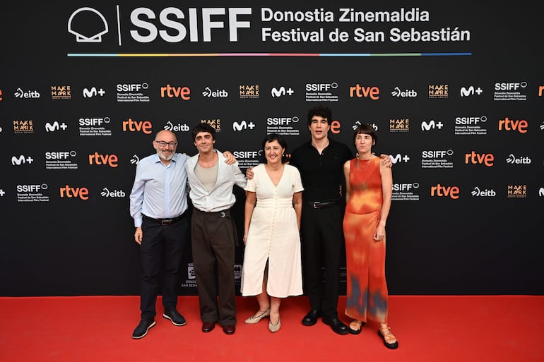 La directora de Festival de San Sebastián, Maialen Beloki (d) y el anterior director, José Luis Rebordinos (i), junto al equipo de 'La bola negra', Javier Ambrossi (2i)y Javier Calvo (2d), Los Javis, entre otros durante la presentación de una selección del cine español que participará en la 74 edición del certamen este viernes en Madrid. EFE/ Fernando Villar
