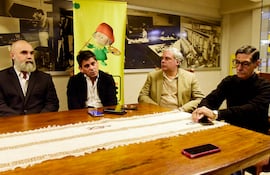 Rodrigo Escobar, Pablo Rutigliano (presidente), Ezequiel Canclini y Ricardo De Seta, de la Cámara Latinoamericana del Litio, en la redacción de ABC Color.