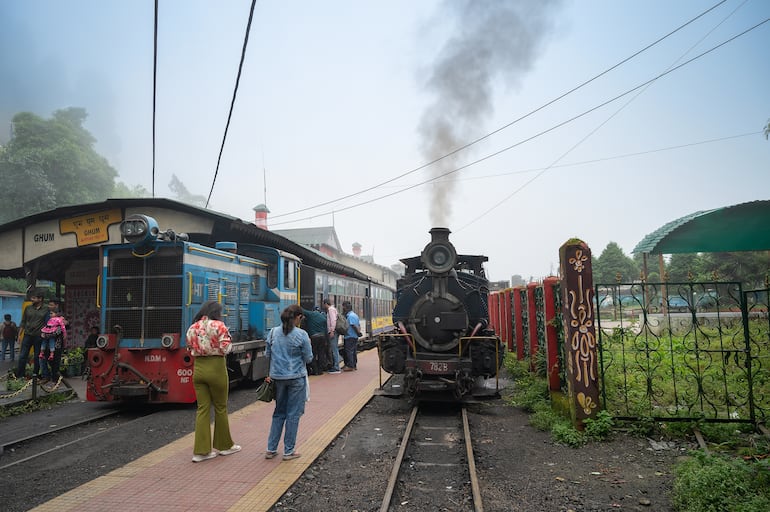 Darjeeling, Bengala Occidental, India. Tren preparándose para el viaje a través del Himalaya, en la estación de Ghum. Patrimonio Mundial de la Unesco.