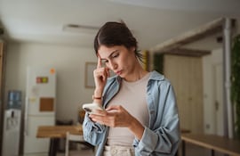 Mujer con smartphone.