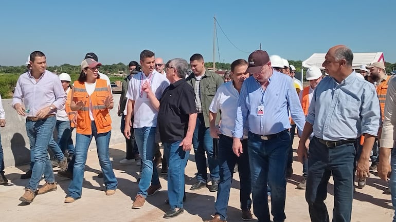 Visita del Presidente de la República Santiago Peña y la ministra del MOPC Claudia Centurión a la zona de obras de la duplicación de la Ruta D025 con presencia de intendentes de municipios que no son afectados por la obra pero que buscan la reelección.