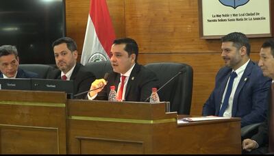 Nenecho Rodríguez (d) junto al presidente de la Junta Municipal, Luis Bello (c) y Raúl Latorre (i).