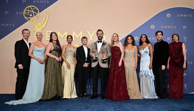 Los actores estadounidenses Shawn Hatosy, Katherine LaNasa, Isa Briones, Noah Wyle, Taylor Dearden, Supriya Ganesh, Patrick Ball y Fiona Dourif, la actriz australiana Shabana Azeez, el actor galés Gerran Howell y la actriz irano-estadounidense Sepideh Moafi —ganadores del premio a la Mejor Serie Dramática por "The Pitt"— posan en la sala de prensa durante la 78.ª edición de los premios Primetime Emmy en el Peacock Theatre de LA Live, en Los Ángeles.