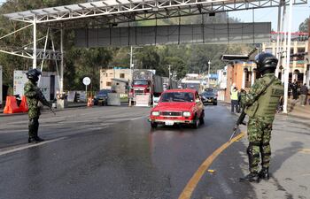 Militares de Ecuador supervisan el paso de vehículos en el puente internacional de Rumichaca, el principal paso fronterizo entre Colombia y Ecuador en Rumichaca (Ecuador).