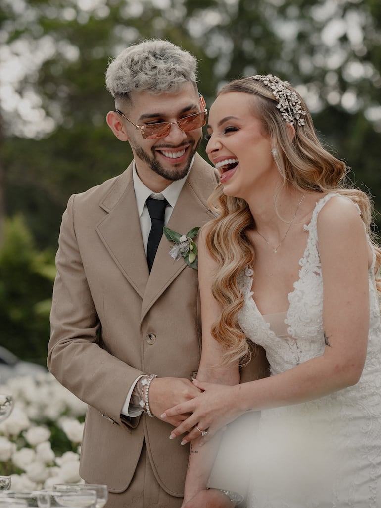 ¡Felices, los novios! Julio Enciso y Melissa Cardona.