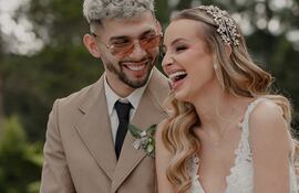 ¡Felices, los novios! Julio Enciso y Melissa Cardona.