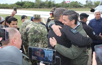 El vicepresidente de la República Pedro Alliana recibe al presidente de la República, Santiago Peña, en su ciudad natal, Pilar en el predio del aeropuerto Carlos Miguel Jiménez.
