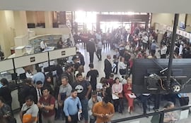 Usuarios del Regitro Unificado Nacional aglomerados en el interior de la sede