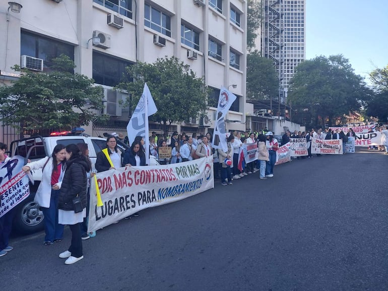 Enfermeros frente al Ministerio de Salud exigiendo nombramiento